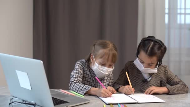 Дві Маленькі Дівчатка Мають Відеодзвінок Учителем Використовуючи Ноутбук Навчання Інтернеті — стокове відео