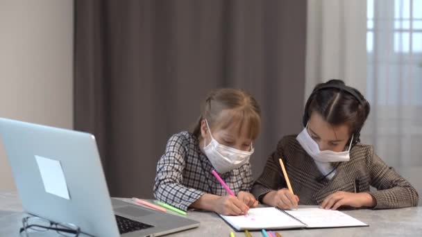 Twee Kleine Kinderen Meisje Hebben Videogesprek Met Leraar Met Behulp — Stockvideo