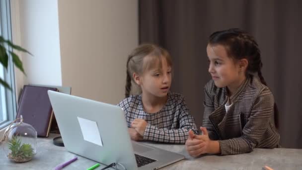 Дві Маленькі Дівчатка Мають Відеодзвінок Учителем Використовуючи Ноутбук Навчання Інтернеті — стокове відео