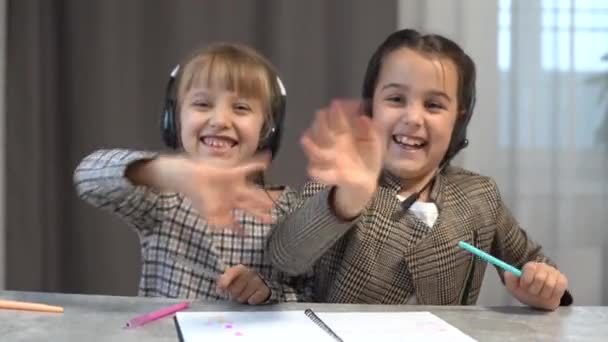 两个小女孩在网上用笔记本电脑和老师打视频电话 在线课程在家里 与教师的在线视频通话 — 图库视频影像
