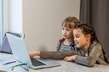 İki küçük kız okul ödevlerini yapıyor.