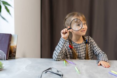 Ödev yapan küçük liseli kız.