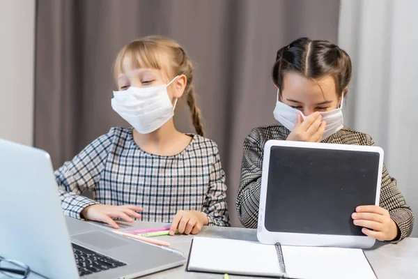 Jóvenes Niñas Escuela Primaria Con Máscara Protectora Cara Viendo Clase — Foto de Stock