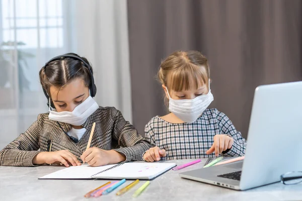 Mesafe Öğrenme Laptop Okul Kızları Maske Takıyor Nternette Çalışıyor Evde — Stok fotoğraf
