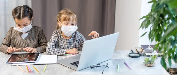 Εκμάθηση Αποστάσεως Σχολικά Κορίτσια Στο Laptop Φορώντας Μάσκα Μελετώντας Online — Φωτογραφία Αρχείου