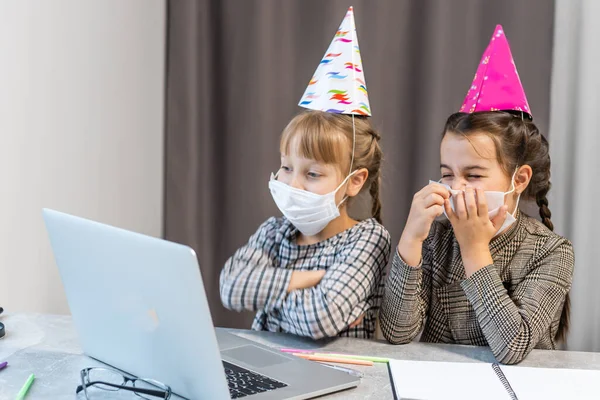 Familia Feliz Con Dos Hermanos Celebrando Cumpleaños Través Internet Tiempo — Foto de Stock