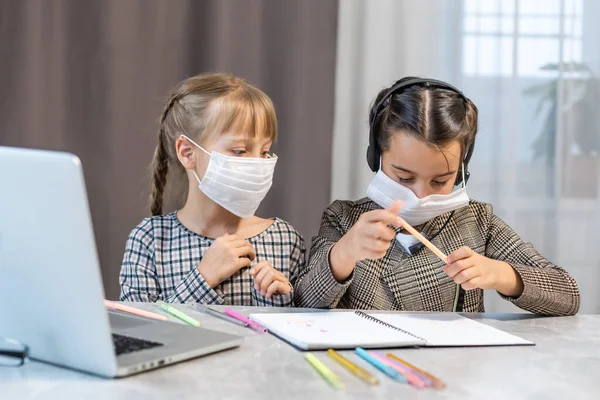 Jóvenes Niñas Escuela Primaria Con Máscara Protectora Cara Viendo Clase — Foto de Stock