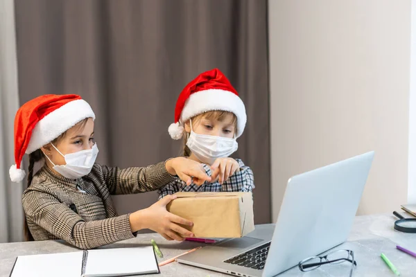 Noel Internete Düştü Maskeli Iki Küçük Kız Dizüstü Bilgisayar Izliyor — Stok fotoğraf