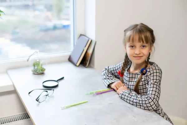 Piccola Ragazza Della Scuola Che Compiti — Foto Stock