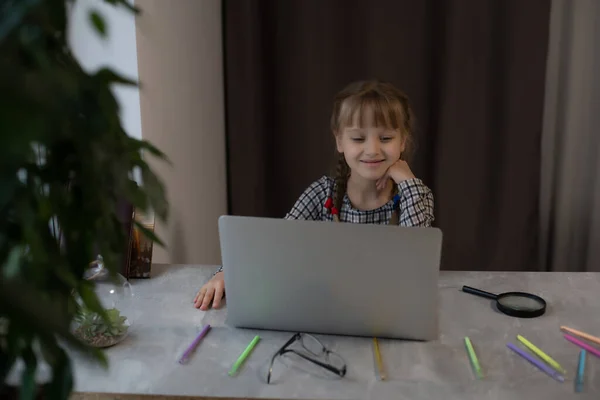 Evde Masada Ödev Yapan Küçük Sarışın Kız Çocuk Evde Öğrenim — Stok fotoğraf
