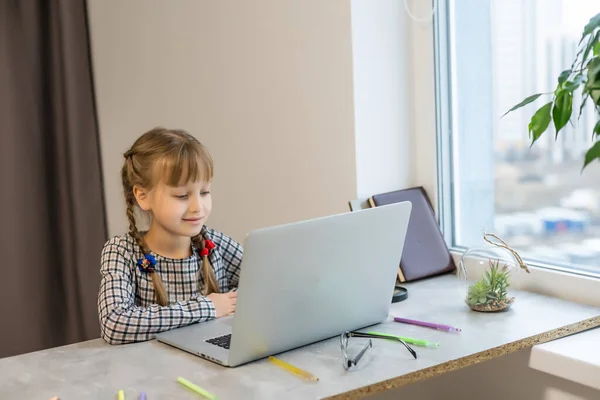 Klein Meisje Doet Haar Huiswerk Thuis Met Behulp Van Een — Stockfoto