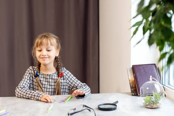 Piccola Ragazza Della Scuola Che Compiti — Foto Stock