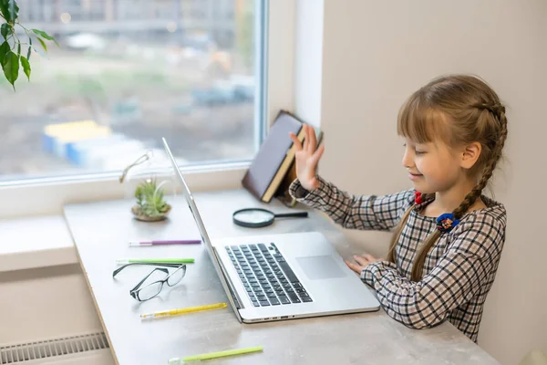 Klein Blond Meisje Doet Huiswerk Thuis Aan Tafel Het Kind — Stockfoto