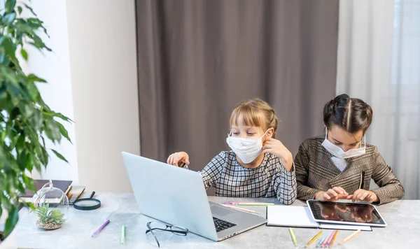 Enseñanza Distancia Las Niñas Escuela Ordenador Portátil Con Máscara Estudiar — Foto de Stock