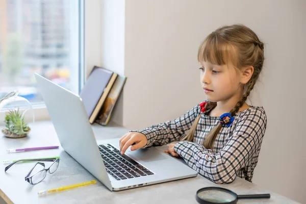 Klein Blond Meisje Doet Huiswerk Thuis Aan Tafel Het Kind — Stockfoto