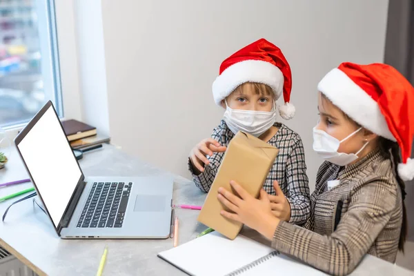 Noel Internete Düştü Maskeli Iki Küçük Kız Dizüstü Bilgisayar Izliyor — Stok fotoğraf