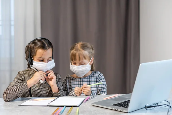 Yüz Koruyucu Maskeli Genç Liseli Kızlar Online Eğitim Sınıfını Izliyorlar — Stok fotoğraf