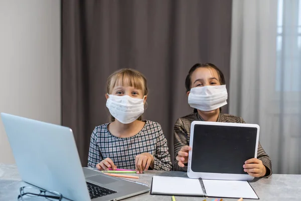 Enseignement Distance Les Filles École Ordinateur Portable Portant Masque Étudiant — Photo