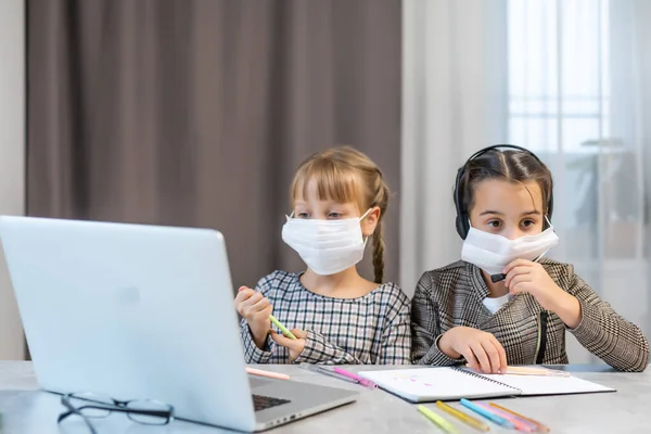 Enseñanza Distancia Las Niñas Escuela Ordenador Portátil Con Máscara Estudiar — Foto de Stock