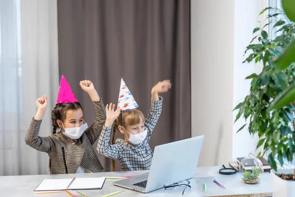 Família Feliz Com Dois Irmãos Celebrando Aniversário Internet Tempo Quarentena — Fotografia de Stock