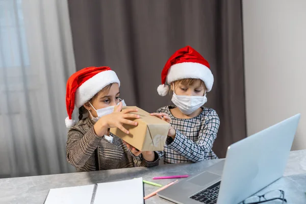 Noel Selamları Çevrimiçi Küçük Kız Bir Dizüstü Bilgisayarı Maskeliyor Kameraya — Stok fotoğraf