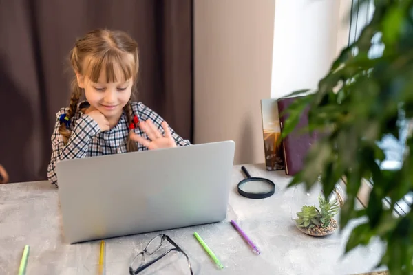 Klein Meisje Doet Haar Huiswerk Thuis Met Behulp Van Een — Stockfoto