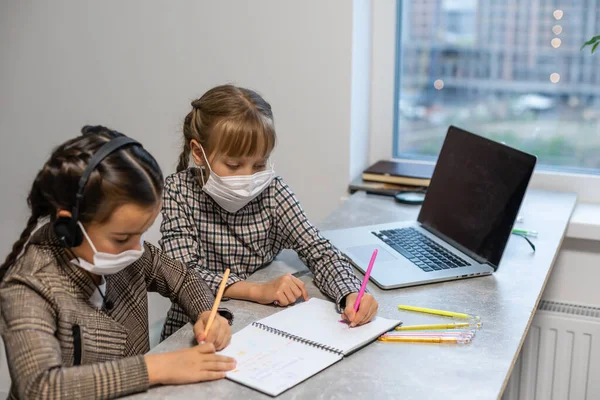 Νεαρά Κορίτσια Δημοτικού Σχολείου Προστατευτική Μάσκα Προσώπου Βλέποντας Online Μαθήματα — Φωτογραφία Αρχείου