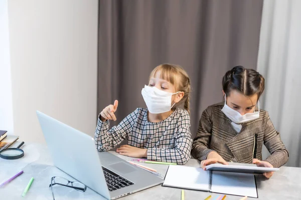 Νεαρά Κορίτσια Δημοτικού Σχολείου Προστατευτική Μάσκα Προσώπου Βλέποντας Online Μαθήματα — Φωτογραφία Αρχείου