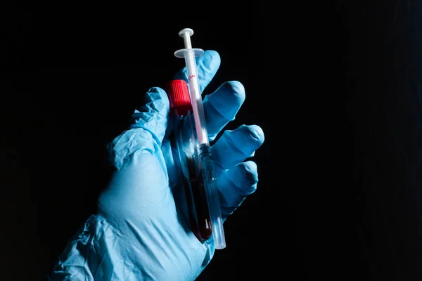 Медичний Лікар Або Співробітник Тримає Трубку Вакциною Проти Коронавірусу Ncov — стокове фото