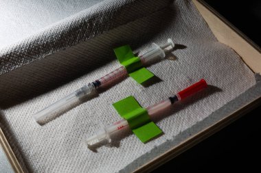 Aşı ampulü, Corona virüsü tedavi konsepti, Covid-19 karışımı bir kutu içinde izole edildi..