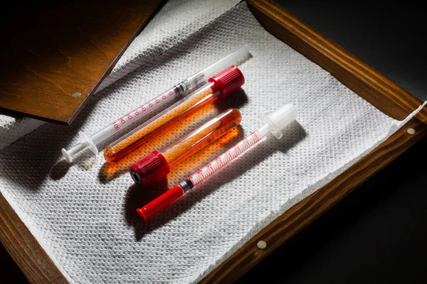 Szczepionka Przeciw Wirusowi Corona Szczepionka Covid Pudełku Białe Tło Strzykawki — Zdjęcie stockowe