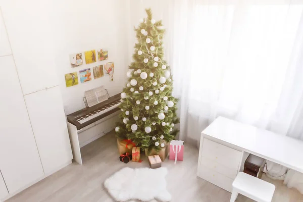 Hermosa Habitación Decorada Holdiay Con Árbol Navidad Con Regalos Debajo — Foto de Stock