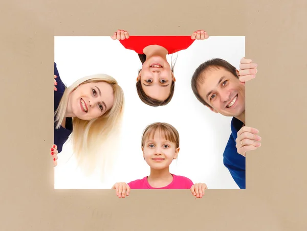 Familie Houdt Foto Doek Thuis — Stockfoto