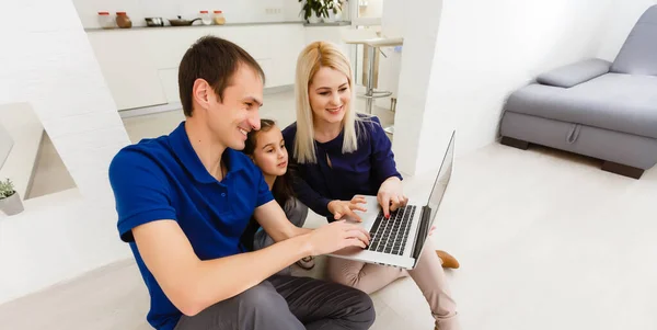 Familia Feliz Charlando Línea Usando Ordenador Portátil Mientras Está Sentado — Foto de Stock