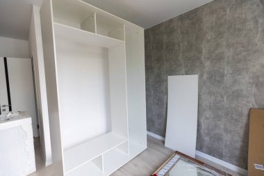 Modern Mutfak Mutfak Dolabının Kurulumuna Yeni Endüksiyon Hobisi Yükleniyor.