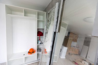 Modern Mutfak Mutfak Dolabının Kurulumuna Yeni Endüksiyon Hobisi Yükleniyor.