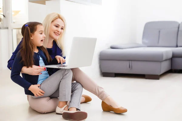 Educación Familia Concepto Aprendizaje Distancia Madre Hija Con Computadora Portátil — Foto de Stock