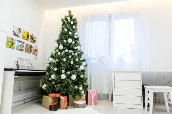 Sala Natal Árvore Interior Decorada Por Luzes Presentes Brinquedos Velas — Fotografia de Stock