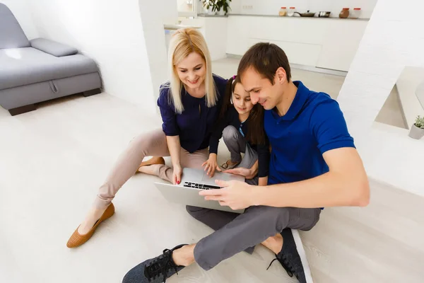 Padres Felices Con Hija Usando Portátil Casa — Foto de Stock