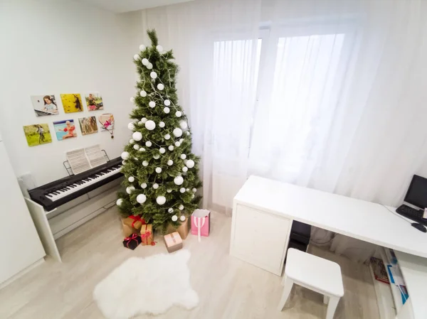 Tatiller Noel Için Dekore Edilmiş Güzel Bir Oturma Odası — Stok fotoğraf