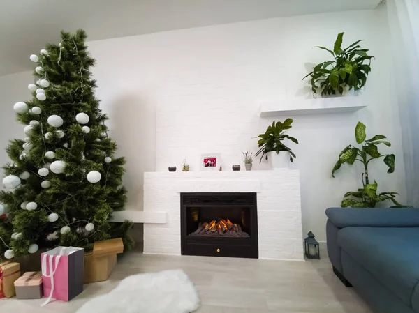 Obývací Pokoj Vánoce Osvětlený Jen Ohněm Vánočním Stromečkem — Stock fotografie
