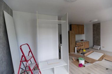 Modern Mutfak Mutfak Dolabının Kurulumuna Yeni Endüksiyon Hobisi Yükleniyor.