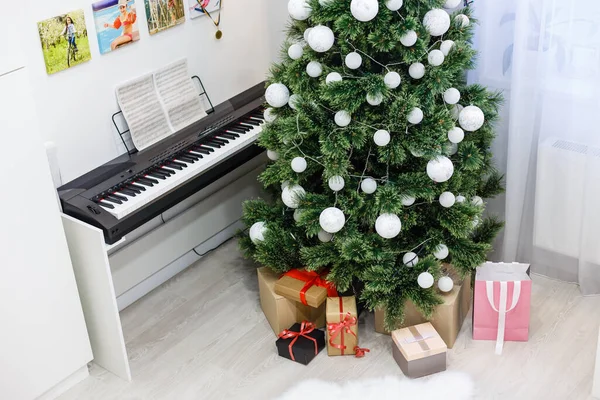 Piano Con Luces Navidad Árbol — Foto de Stock