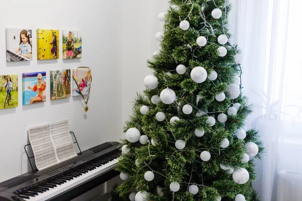 Piano Christmas Lights Tree — Stock Photo, Image