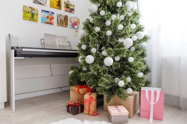 Piáno Vánočními Světly Stromem — Stock fotografie