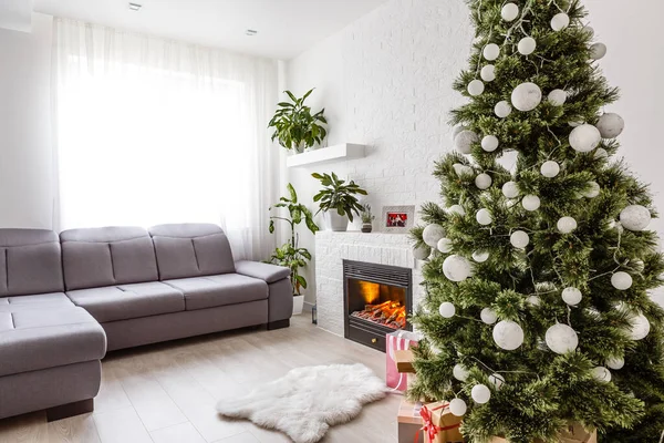 Felices fiestas. Una hermosa sala de estar decorada para Navidad. — Foto de Stock