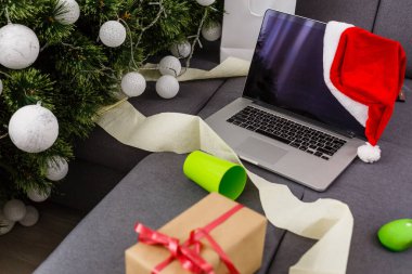 İçinde Noel ağacı olan dağınık bir oturma odası. Parti sonrası kaos