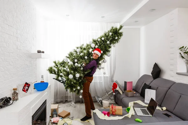 Homem Limpando Seu Apartamento Após Festa Natal — Fotografia de Stock