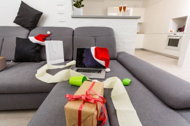 İçinde Noel ağacı olan dağınık bir oturma odası. Parti sonrası kaos