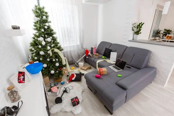 Interior de la habitación después de la fiesta de Año Nuevo — Foto de Stock